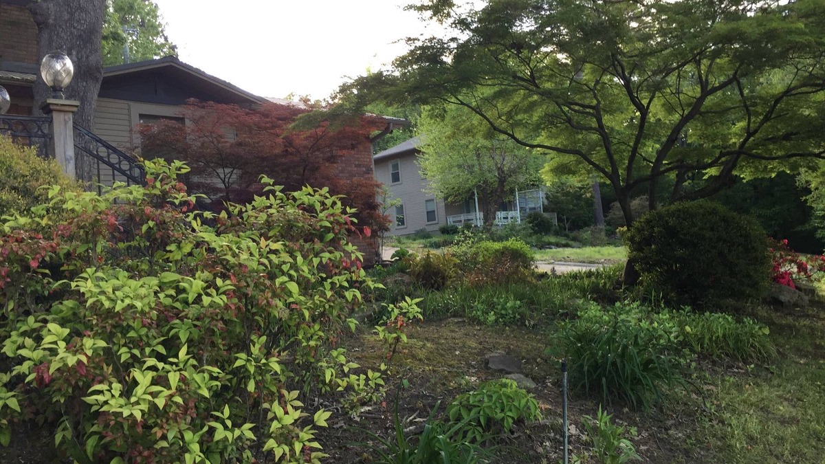 Morrilton House | Paw Paw Tree Estate Home with Three Bedroom Guest House. Sleeps 19.