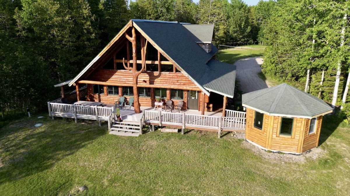 Drummond House | Paw Point Lodge on Drummond Island