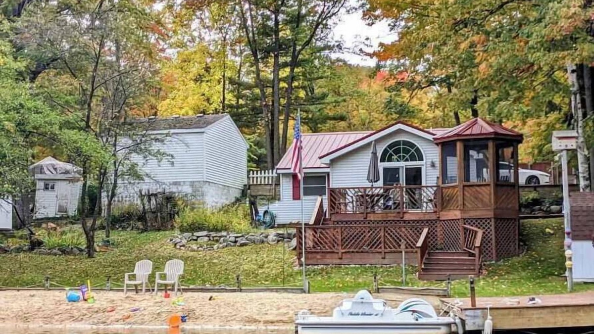 Harrison Cottage | Payne's Lakeside Cottage with Private Beach