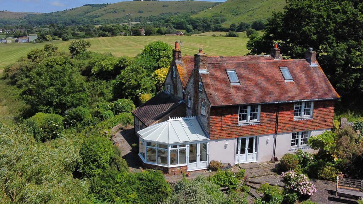 Edburton Cottage | PAYTHORNE FARMHOUSE, pet friendly, with open fire in Upper Beeding