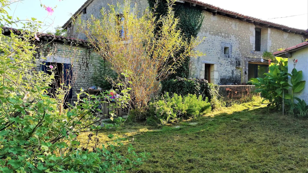 Bouteilles-Saint-Sebastien Cottage | Peaceful house with gîte, permaculture garden, artist's studio to visit