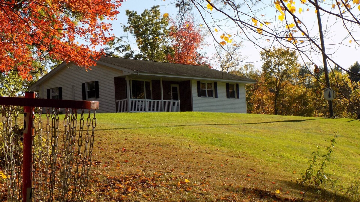 Logan Cabin | Peace at Pine Run in Hocking Hills: 13 Acres, Hot Tub, & Disc Golf!
