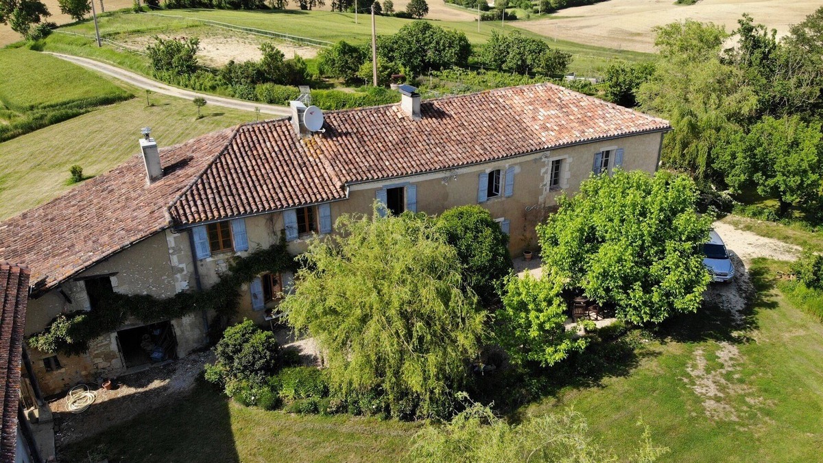 Jegun House | Peace at the end of the track, unwind and relax in the interesting old winery