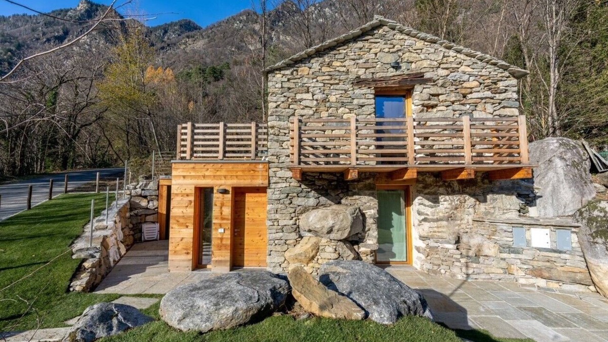 Cortinaccia Ski Chalet | Peace in the nature close to Palazzo Vertemate, Madesimo and Engadina.