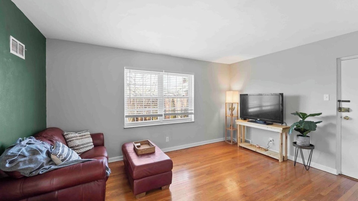 St. Louis Hills Apartment | Peace & Quiet In STL *Free Parking*