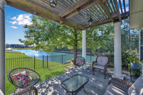 Conroe Villa | Peace, serenity and relaxation on the lake