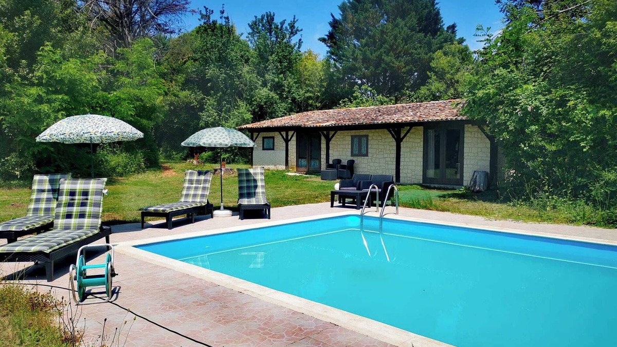 Bergerac Cottage | Peaceful 1 bed gite in the countryside outside historic Bergerac with WiFi