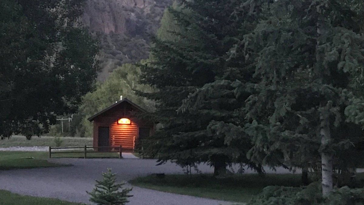 Rigby Cabin | Peaceful 1-bedroom log cabin “Bear” in Ririe