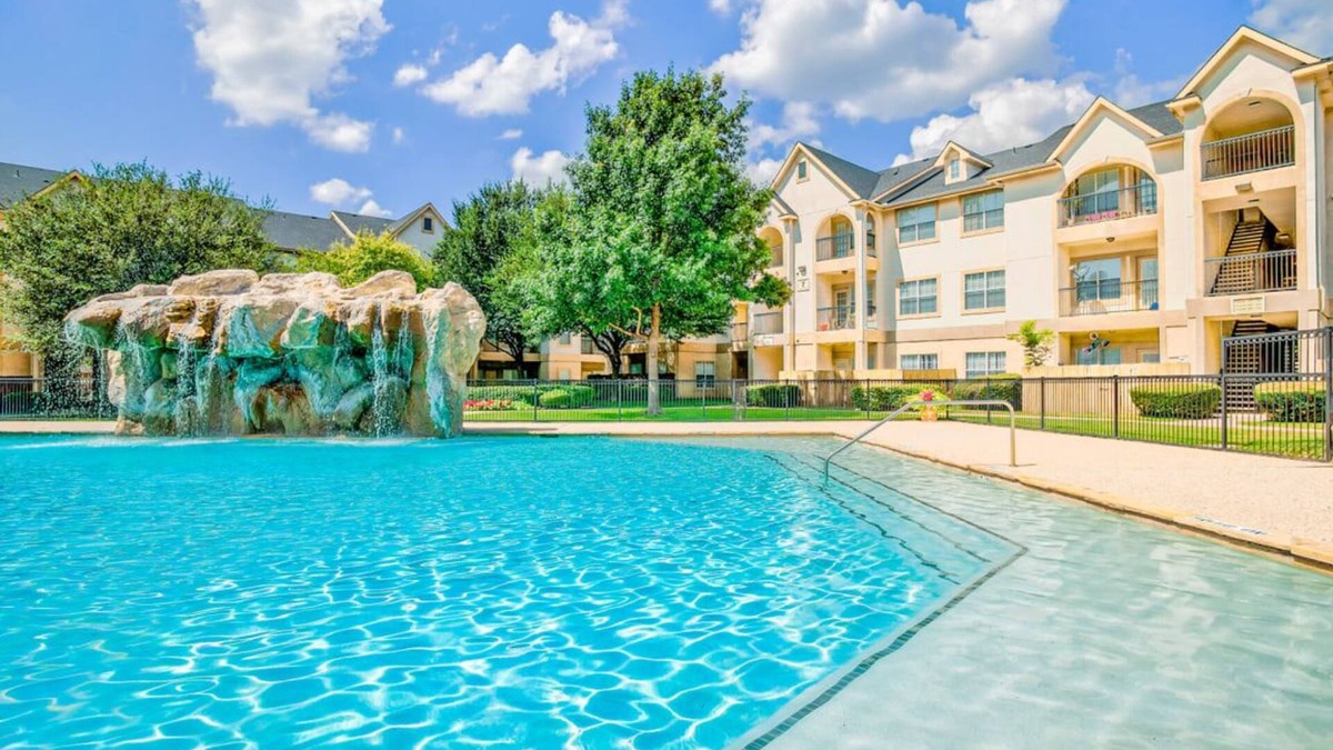 Far North Dallas Apartment | Peaceful 1BR Unit With Balcony
