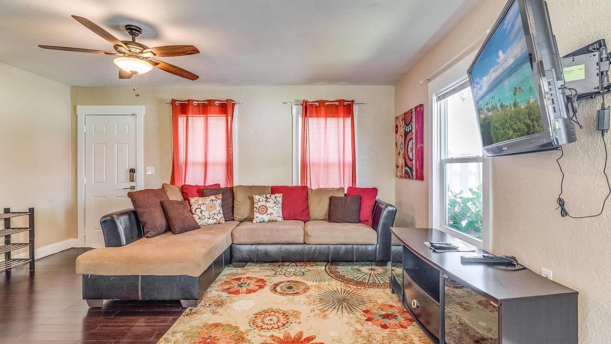 Southwest House | Peaceful 2/1 King home near downtown West Palm Bch & Lake Worth Beach.