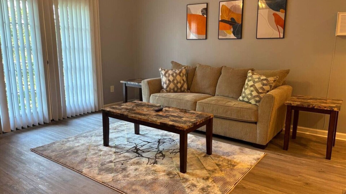 Franklin Apartment | Peaceful 2 bed with in unit washer/dryer
