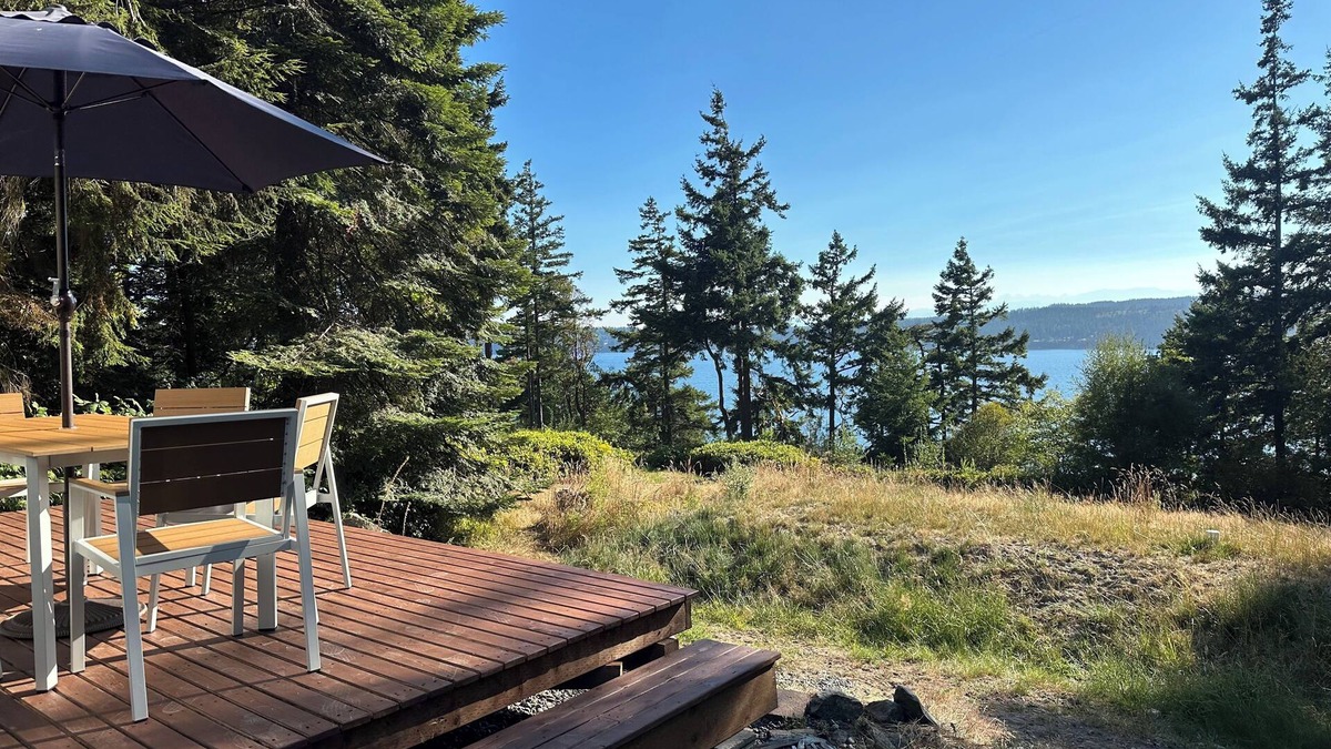 Langley House | Peaceful 2-bedroom Water View Home in Langley with Private Beach Access and Wifi