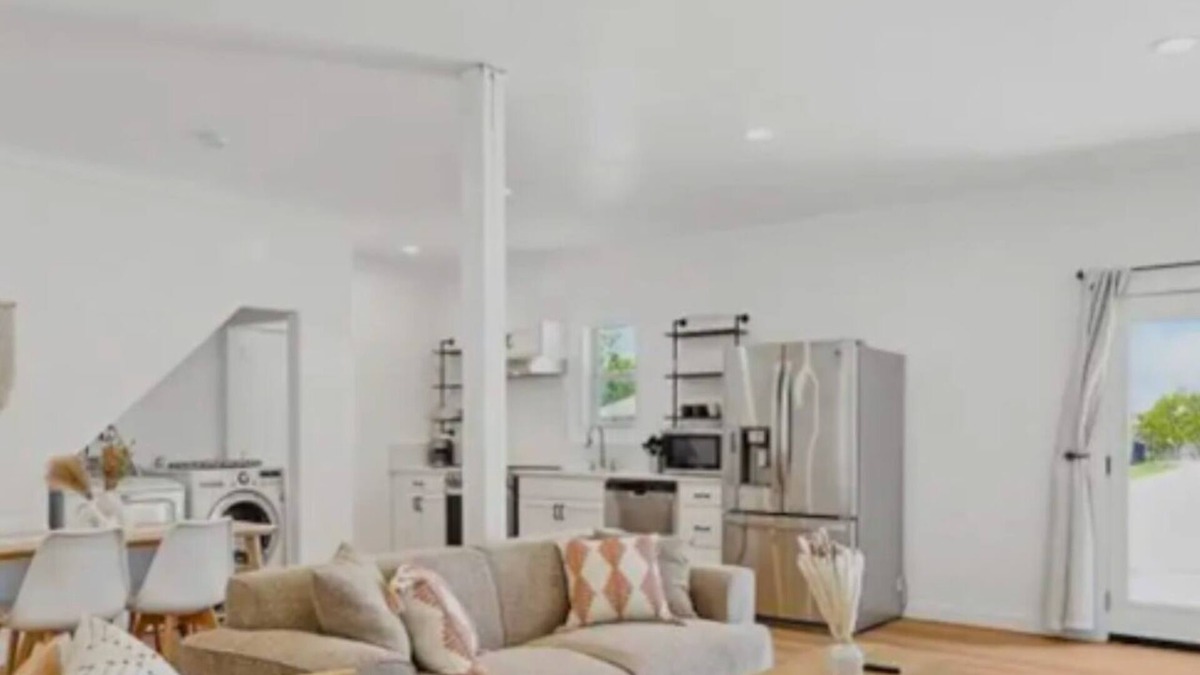 Denton House | Peaceful 2BR 1B Guest House with Hot Tub