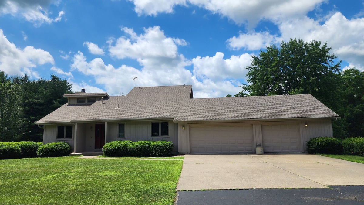 Afton House | Peaceful 3 bedroom 3 bath country home on 12 acres in Rockton, IL. Pet friendly