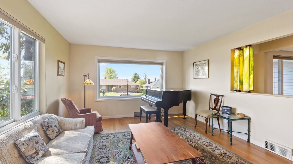 Broadview House | Peaceful 3+ BR house with mountain & water views, large deck and yard
