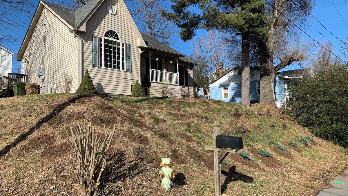 Waynesboro House | Peaceful 3BR, 2BA Mountain and River View - Walk Downtown!