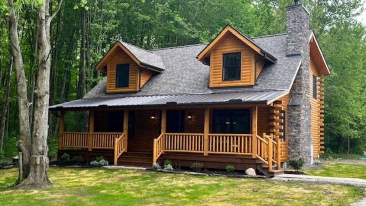 Austinburg Cabin | Peaceful 3BR Cabin Retreat w/Hot Tub-Near Wineries, Geneva-on-the-Lake & Spire