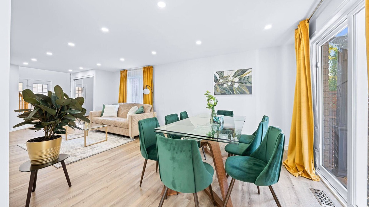 Barrie House | Peaceful - 4 bdrm home with fast WIFI free parking