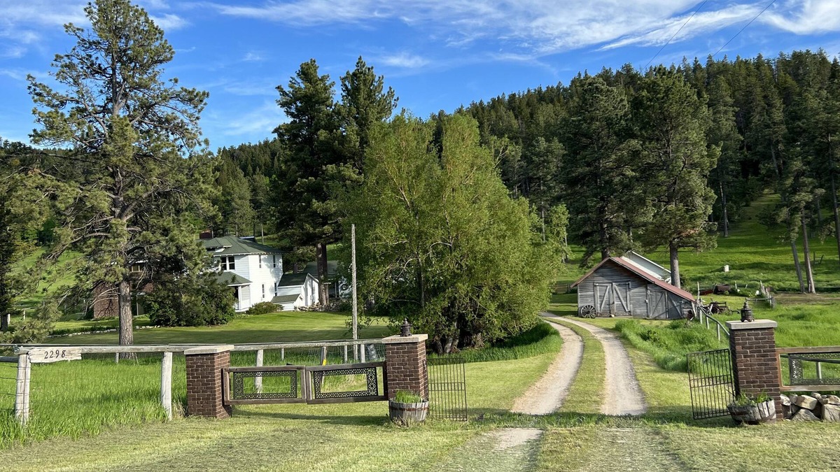Lewistown House | Peaceful 4 bdrm Mountain Home with Fireplace and Views!