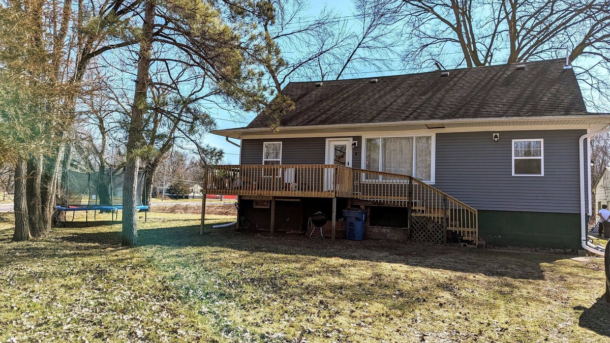 East Moline House | Peaceful 4-bedroom house, sleeps 9, with WiFi and AC in East Moline