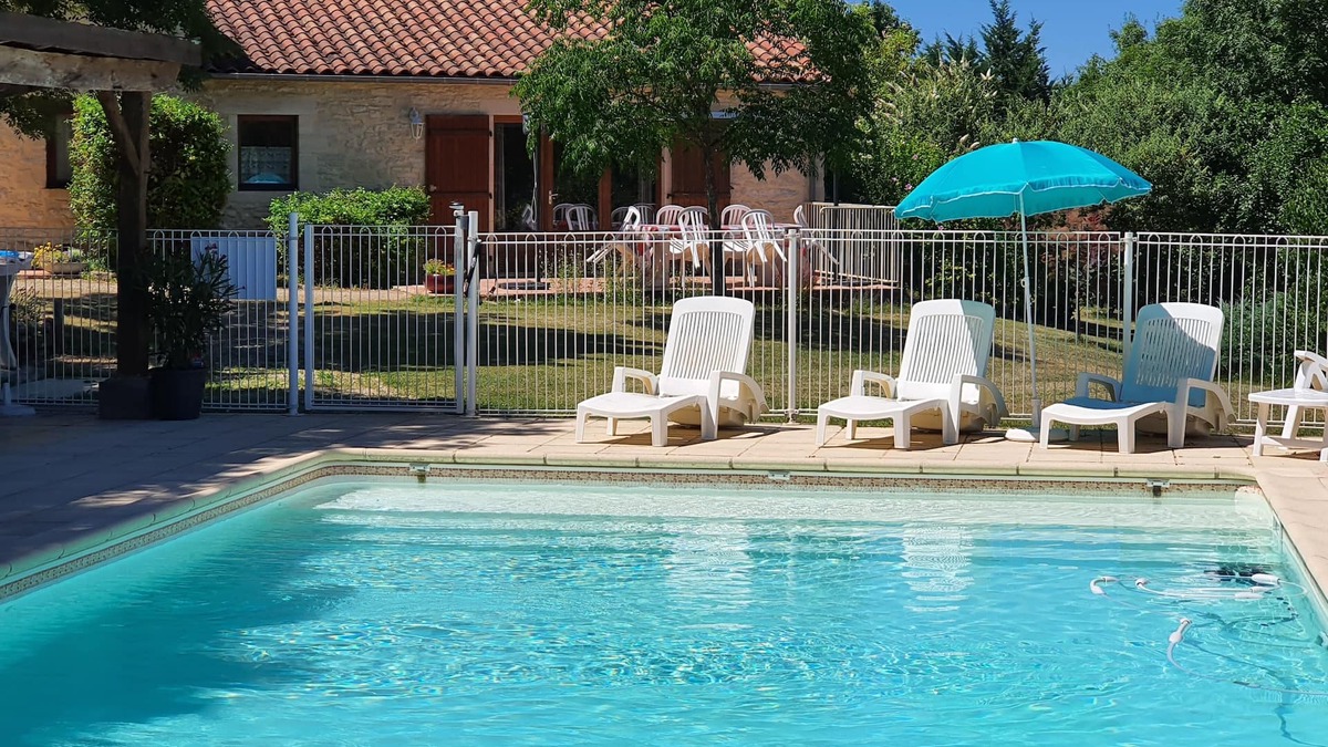 Salviac House | Peaceful 5-person gîte with secure pool (sleeps up to 9)