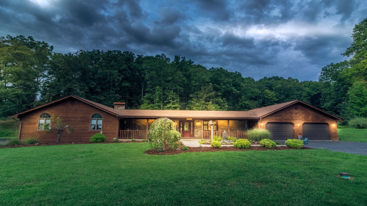 Peebles House | Peaceful 8 Bedroom 5 Bath w/patio bar-grill and swimming pond