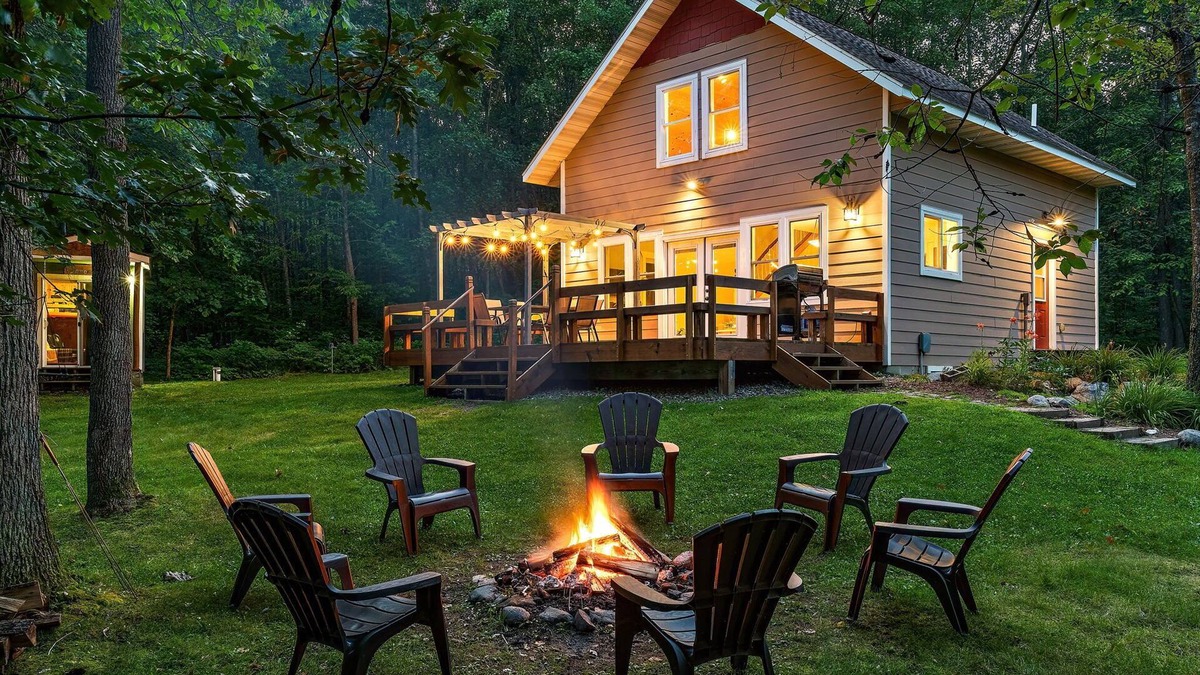 Outing House | Peaceful and Cozy Modern Lakehouse Cabin on 4 acres