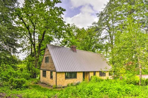 Carver House | Peaceful and Elegant Cottage with Riverside View
