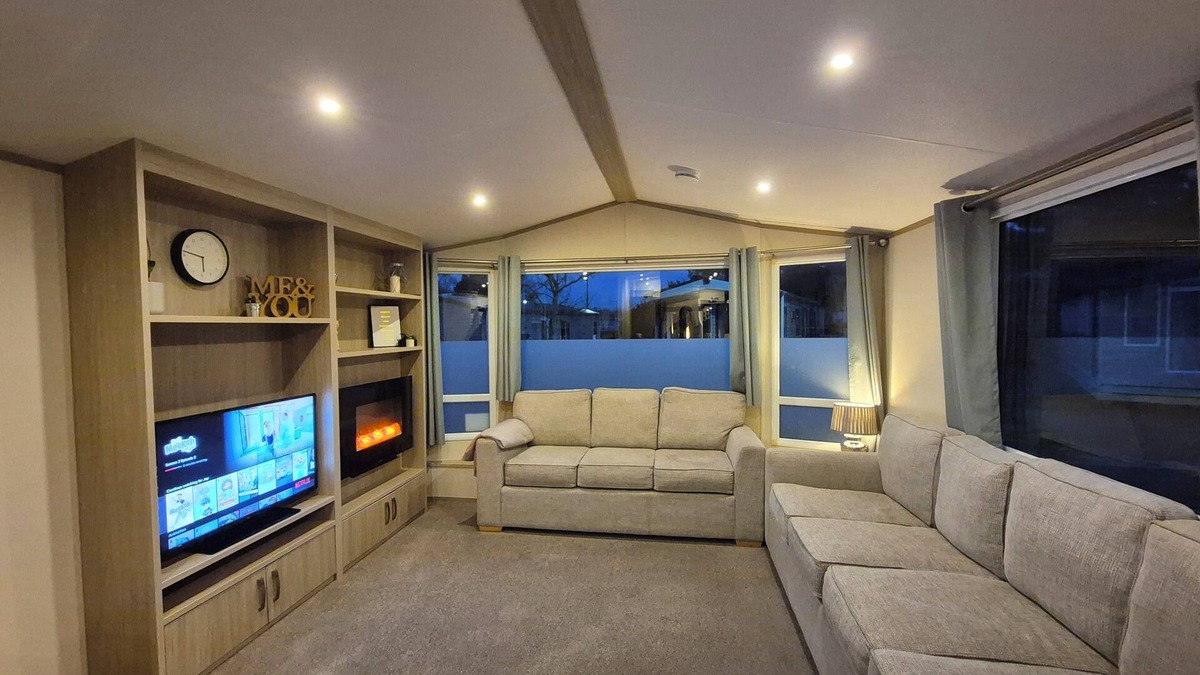 Ringwood House | Peaceful and fun family stay with entertainment, swimming and more. Dogs welcome