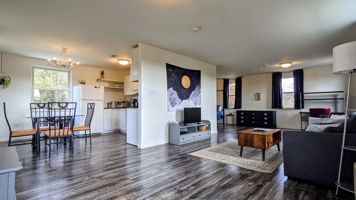 Casanova Apartment | Peaceful and Modern Apartment on a 14 Acre Farm