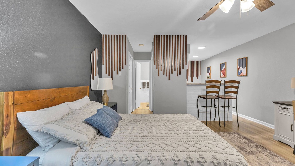 Greenway Plaza-Upper Kirby Apartment | Peaceful and Modern Chic Home in Houston