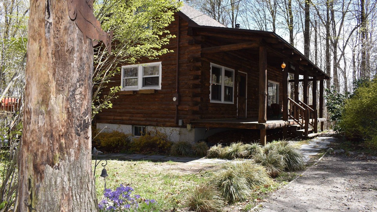 Gloversville Cabin | Peaceful and Private Adirondack Log Cabin