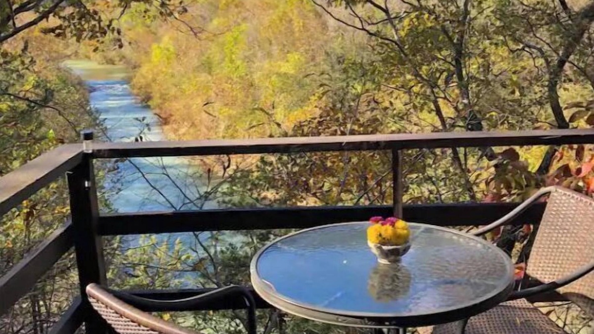 Jasper House | Peaceful and private cabin overlooking the Little Buffalo River.