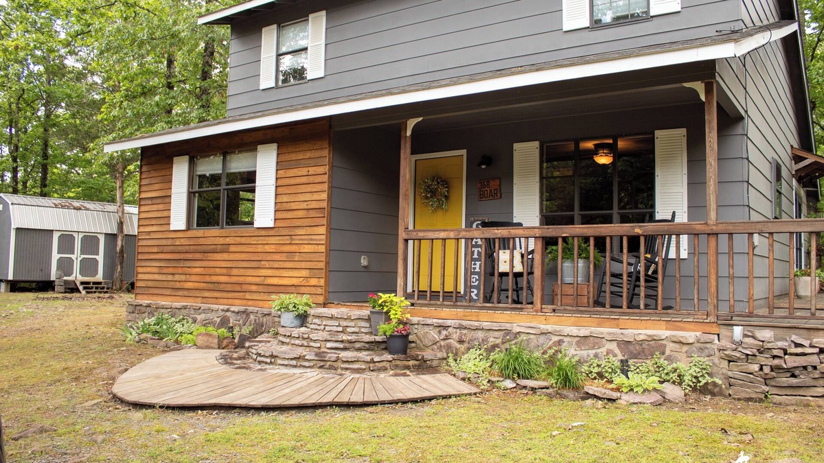 Clinton Cottage | Peaceful and quiet home near the Ozarks.