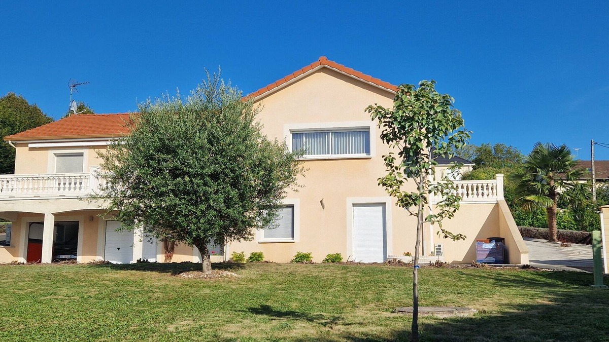 Creuzier-le-Vieux Apartment | Peaceful apartment on a green estate 4KM from the center of vichy