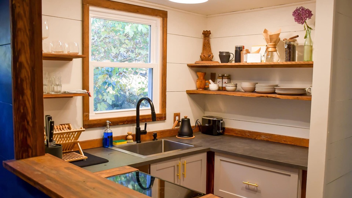 South Britain Apartment | Peaceful apartment on 3.5 acres w/artist studio.