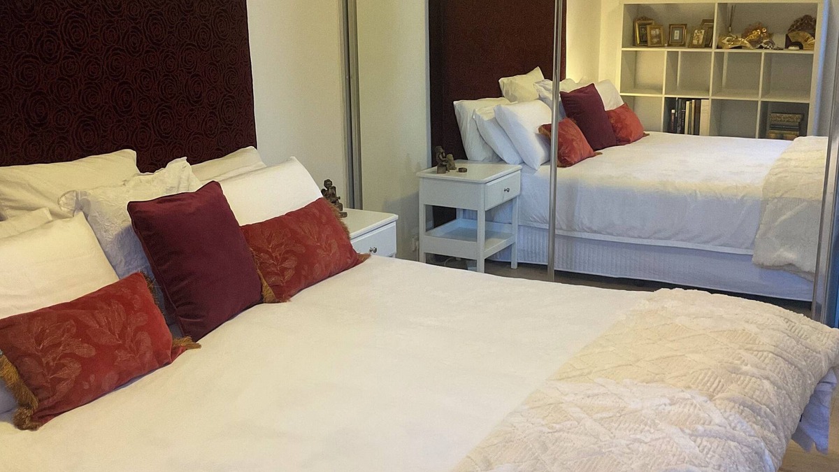 Randwick Apartment | Peaceful Apartment- only a stone’s throw from the beach