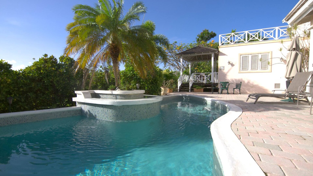 Holder's Hill Apartment | Peaceful apt - pool & gazebo & sea views 5 mins to beach !
