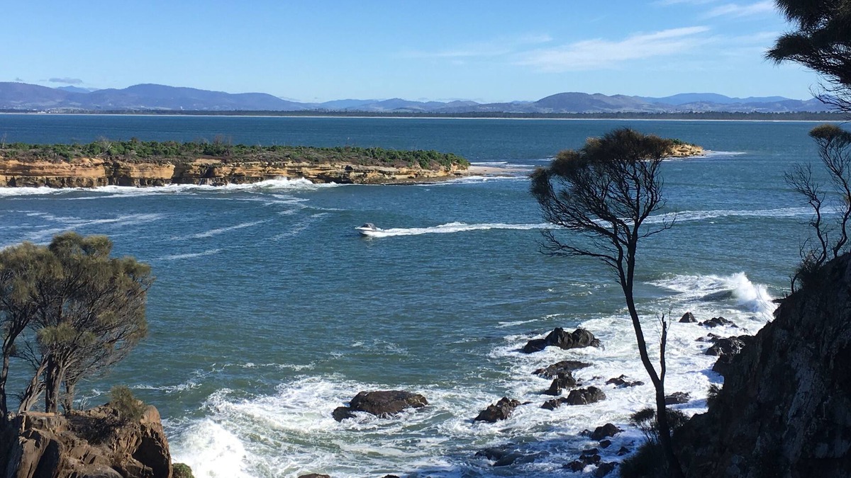 Dodges Ferry Apartment | Peaceful beach retreat, close to cafe, bakery, bistro, shop & only 30 min Hobart