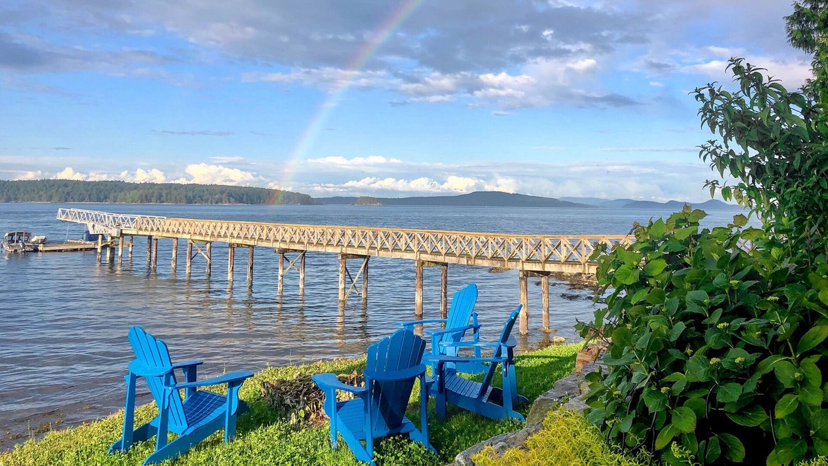Piers Island House | Peaceful Bright Oceanfront Retreat * Private Dock *Dog Friendly*260 ha of Trails
