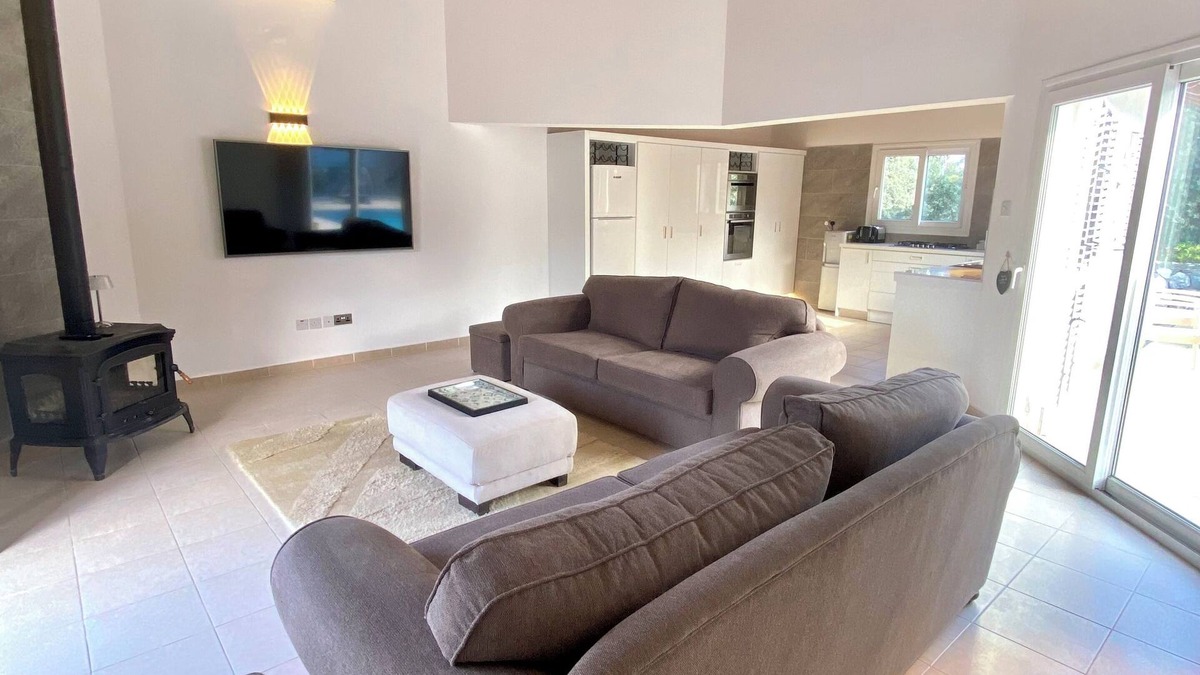 Kyrenia District House | Peaceful bungalow beautifully presented with pool 5 mins to beach Lapta KYRENIA