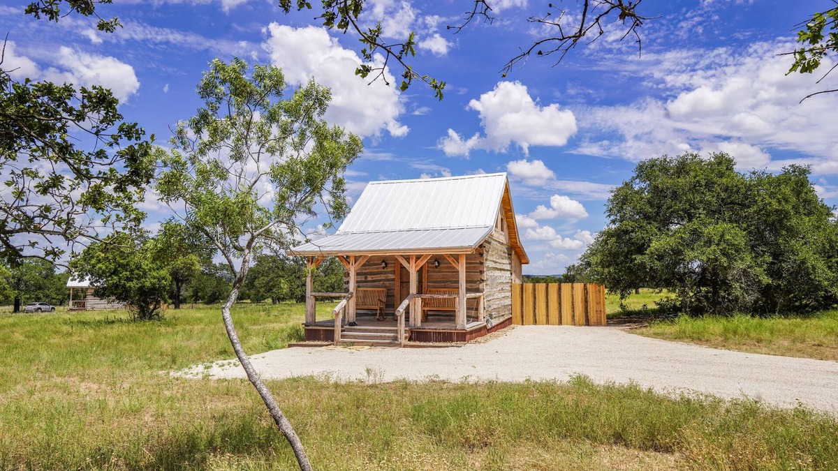 Hye Cabin | Peaceful cabin, fully updated, wine, stars, spa, perfect for relaxing