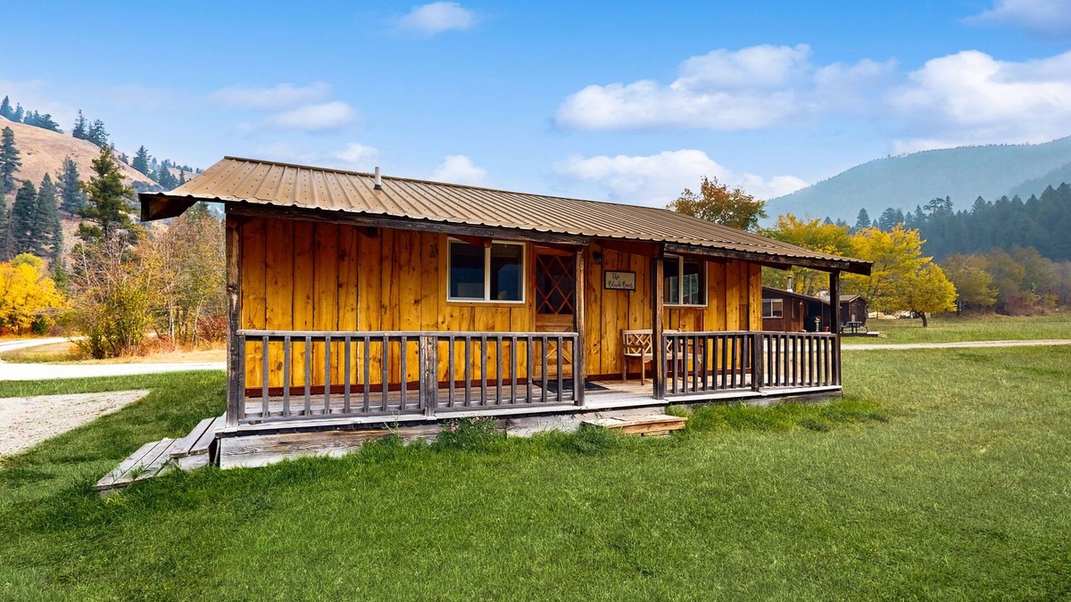 Sula Cabin | Peaceful cabin on acreage with a wood stove - near Bitterroot River