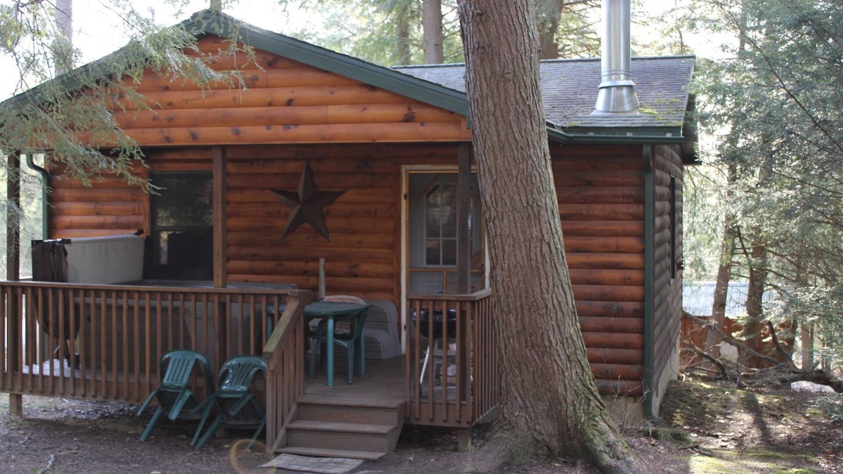 Clarington Cabin | Peaceful Cabin with hot tub, Dog Friendly, 2 Minutes to River