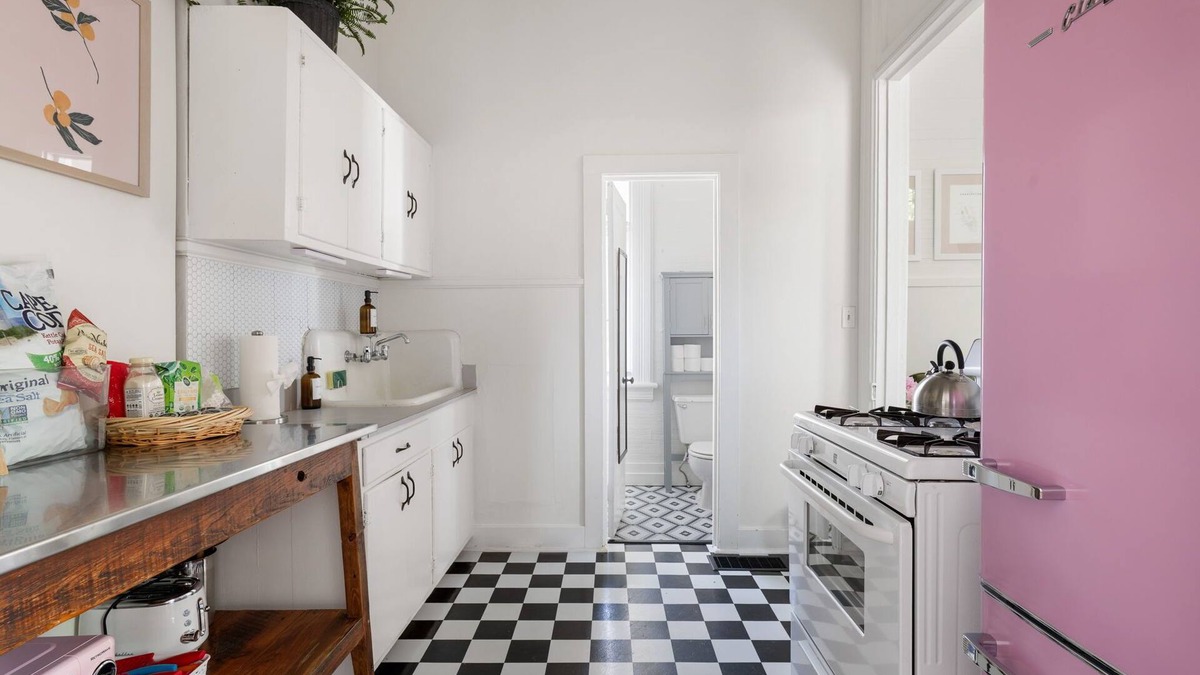 Harleston Village Apartment | Peaceful Charleston Hideaway for 2 – Walk to Everything!