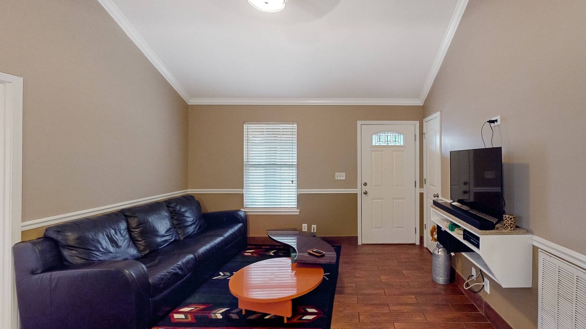 Madison House | Peaceful & charming dog-friendly getaway with deck & nature views - near golf