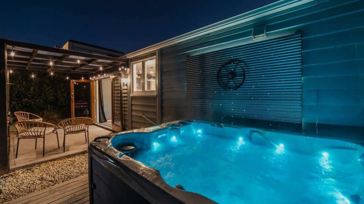 Christchurch Cottage | Peaceful City Cottage & Hot Tub