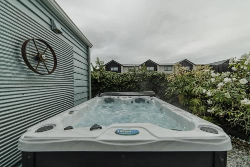 Christchurch House | Peaceful City Cottage & Hot Tub