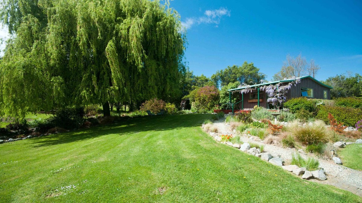 Ruby Bay House | Peaceful Comfortable Cottage in Beautifully Landscaped Garden