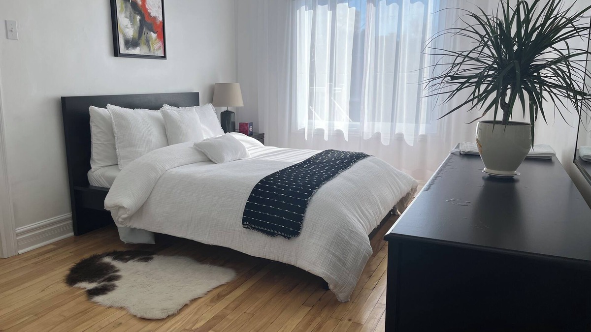 Youville Apartment | Peaceful, comfortable 3-bedroom apartment in the heart of Montreal